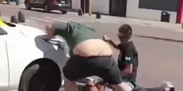 Un joven fue golpeado frente a decenas de testigos