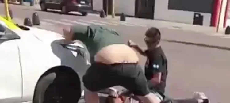 Un joven fue golpeado frente a decenas de testigos
