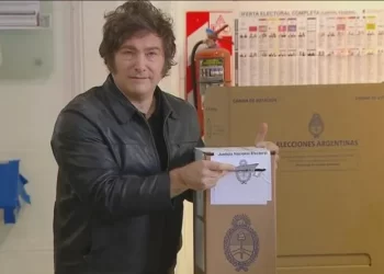 Votó Javier Milei, saludó a la gente, pero evitó dar declaraciones