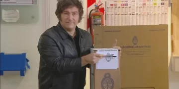 Votó Javier Milei, saludó a la gente, pero evitó dar declaraciones