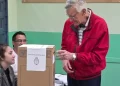 José Luis Gioja emitió su voto con su clásica campera roja
