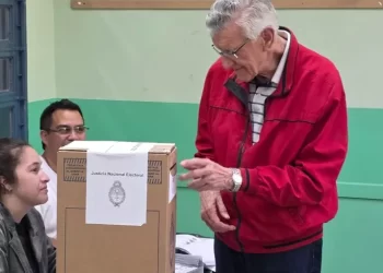 José Luis Gioja emitió su voto con su clásica campera roja