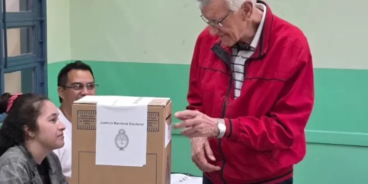 José Luis Gioja emitió su voto con su clásica campera roja