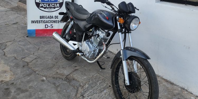 La policía recuperó la moto robada a una trabajadora caucetera en tiempo récord