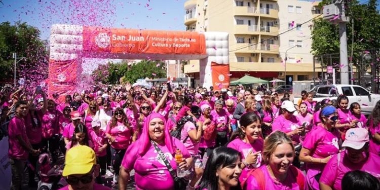 San Juan se une en una caminata por la prevención del cáncer de mama