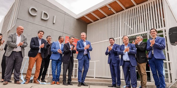 Marcelo Orrego inauguró obras y entregó computadoras en Valle Fértil