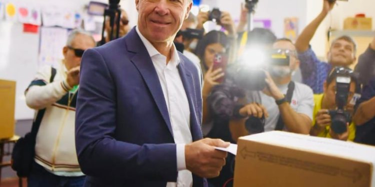 Fabián Martín emitió su voto en la escuela Provincia de Mendoza