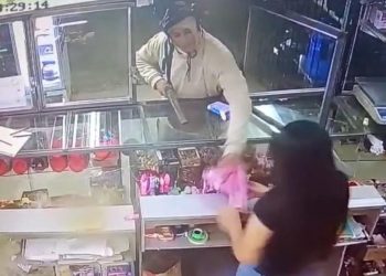 Asalto a mano armada: ladrón simuló ser cliente y apuntó con una “tumbera” a una joven