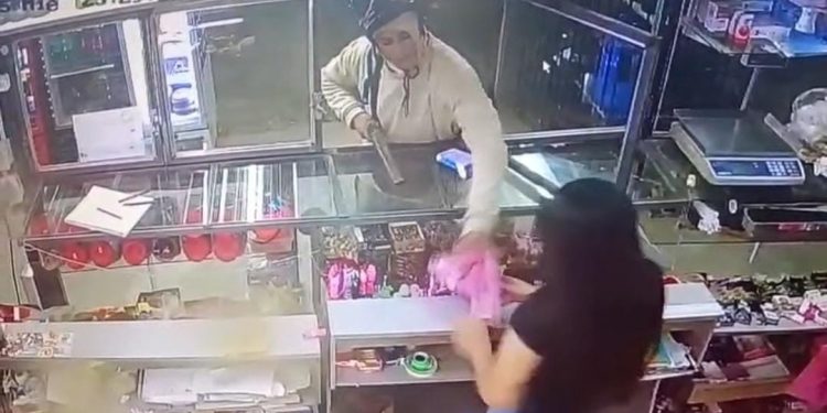Asalto a mano armada: ladrón simuló ser cliente y apuntó con una “tumbera” a una joven