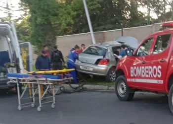 Tragedia: perdió el control, chocó contra un poste de luz y murió