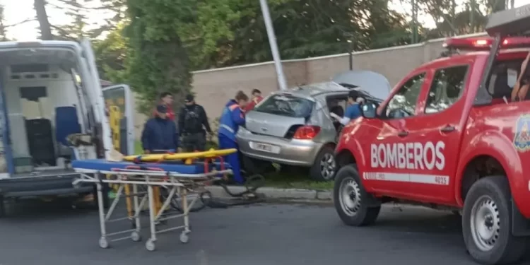 Tragedia: perdió el control, chocó contra un poste de luz y murió