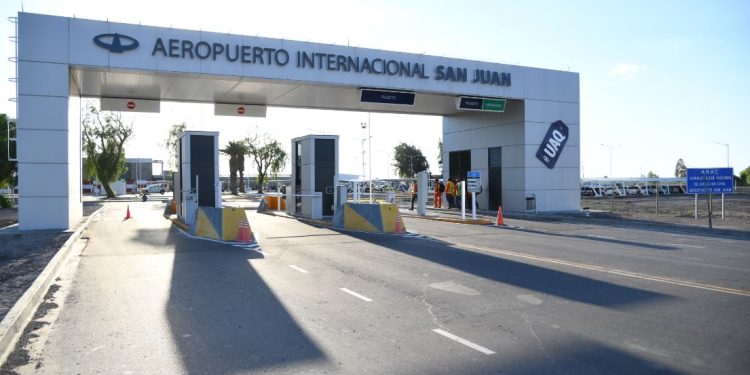 Escándalo: un pasajero ebrio obligó a frenar un vuelo en el aeropuerto de San Juan