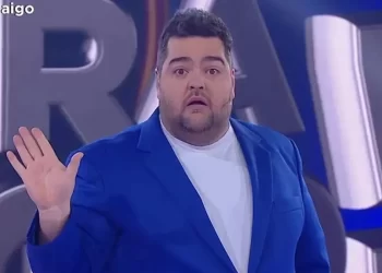 Darío Barassi protagonizó un divertido “duelo de escotes” con una participante al aire