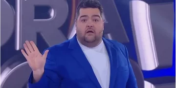 Darío Barassi protagonizó un divertido “duelo de escotes” con una participante al aire