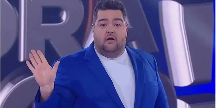 Darío Barassi protagonizó un divertido “duelo de escotes” con una participante al aire