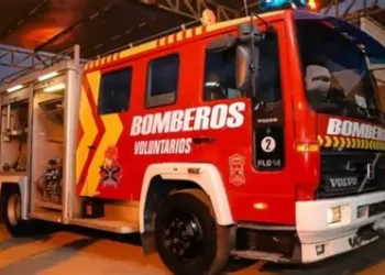 Un celular en carga prendió fuego una casa