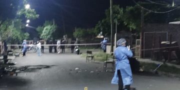 Una mujer cayó muerta y el presunto asesino fue hallado en un techo