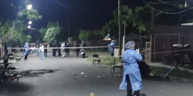 Una mujer cayó muerta y el presunto asesino fue hallado en un techo