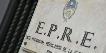 El EPRE prohíbe a las distribuidoras cortar la luz los viernes y vísperas de feriado