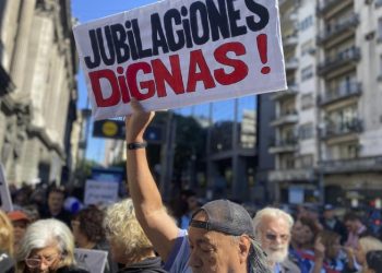 Los jubilados pierden más de 100 mil pesos por mes con el bono congelado