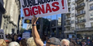 Los jubilados pierden más de 100 mil pesos por mes con el bono congelado