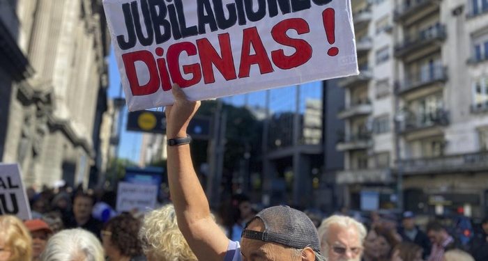 Los jubilados pierden más de 100 mil pesos por mes con el bono congelado
