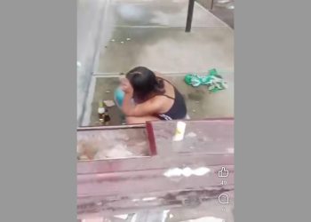 Una mujer desenterró a un hombre para “bañarlo y cambiarle la ropa”