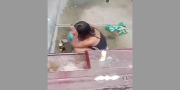 Una mujer desenterró a un hombre para “bañarlo y cambiarle la ropa”