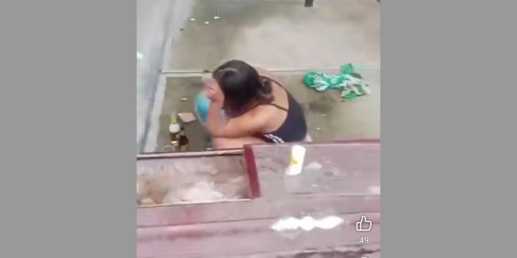 Una mujer desenterró a un hombre para “bañarlo y cambiarle la ropa”