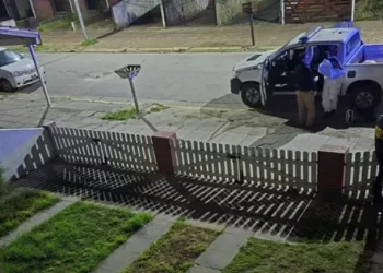 Mató a su jefe, lo enterró en el patio de su casa y se hizo pasar por él