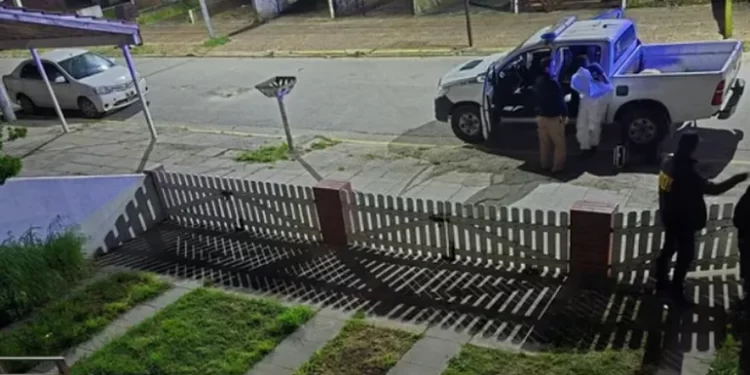 Mató a su jefe, lo enterró en el patio de su casa y se hizo pasar por él