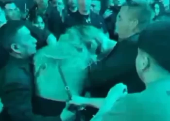 Caos en la “Misa de Omega”: pelea a golpes entre dos jóvenes frenó el show