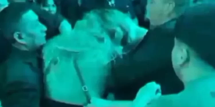 Caos en la “Misa de Omega”: pelea a golpes entre dos jóvenes frenó el show