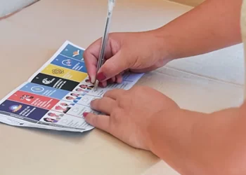 Fabián Martín emitió su voto en la escuela Provincia de Mendoza