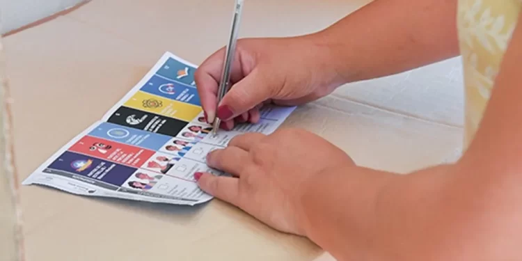 Fabián Martín emitió su voto en la escuela Provincia de Mendoza