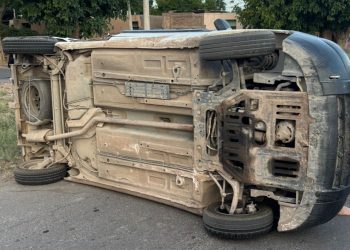 Fuerte choque y vuelco en Caucete: una Peugeot terminó sobre el pavimento