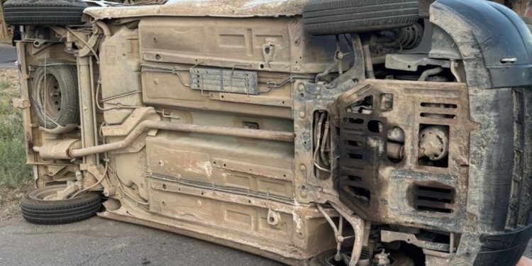 Fuerte choque y vuelco en Caucete: una Peugeot terminó sobre el pavimento