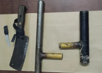 Cayó armado en plena plaza: tenía una tumbera y dos cuchillos