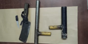 Cayó armado en plena plaza: tenía una tumbera y dos cuchillos