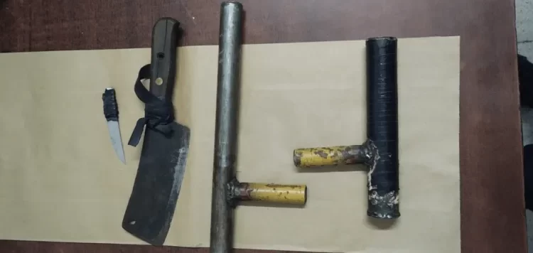 Cayó armado en plena plaza: tenía una tumbera y dos cuchillos