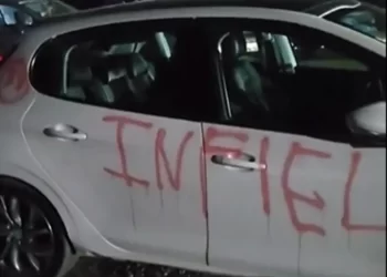 Escrachan un auto con mensajes de despecho en San Juan