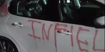 Escrachan un auto con mensajes de despecho en San Juan