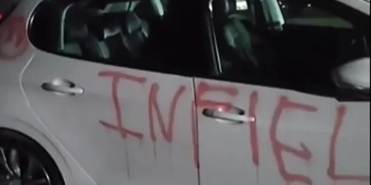 Escrachan un auto con mensajes de despecho en San Juan