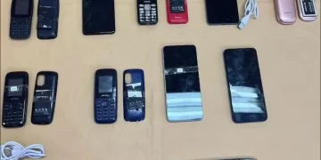 Desbaratan un “call center tumbero” en Córdoba: tres presos y dos mujeres detenidas