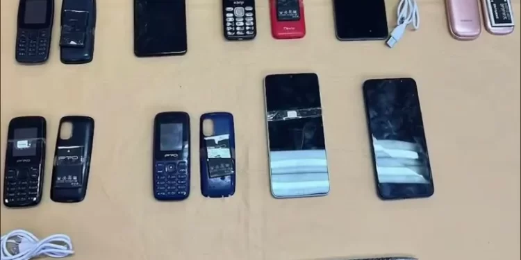 Desbaratan un “call center tumbero” en Córdoba: tres presos y dos mujeres detenidas