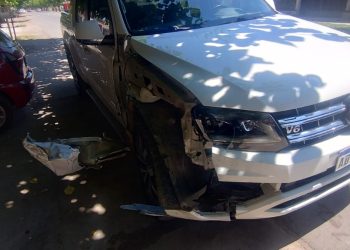 Menores en una Amarok chocaron un auto, una bici y se fugaron en un auto