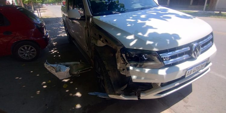 Menores en una Amarok chocaron un auto, una bici y se fugaron en un auto