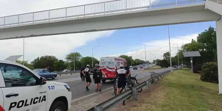 Mujer fue rescatada cuando intentaba tirarse de un puente de la Circunvalación