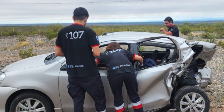 Grave accidente en la ruta 141 entre un auto con mendocinos y una camioneta