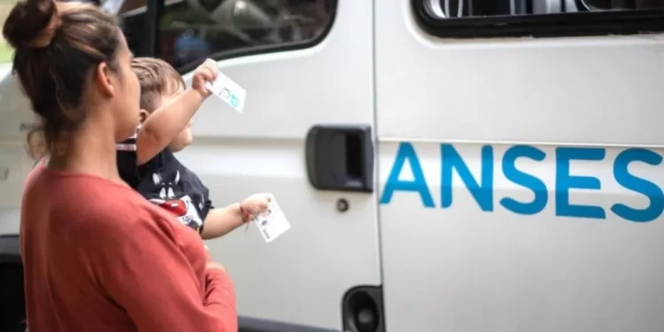 AUH: ANSES confirmó aumento, fechas de cobro y quiénes dejarán de percibir la asignación